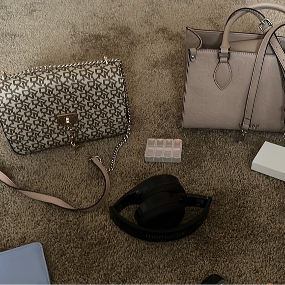 Random items - Picture 1 of 3